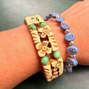 Stretch plastic bracelet, 2 Carved style Bracelet in Cream and Blue